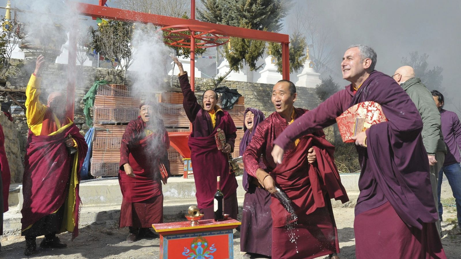 Imagen de archivo de lamas y monjes en el Templo Budista de "Dag Shang Kagyu" en Panillo, Huesca