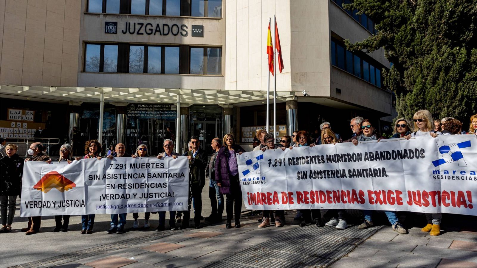 Concentración de Mareas de Residencias frente a los juzados de la Plaza de Castilla en Madrid