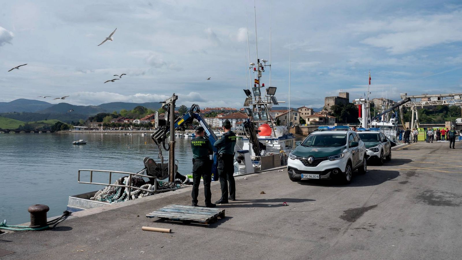 Buscan a pescador caído al mar de un barco a cinco millas de San Vicente