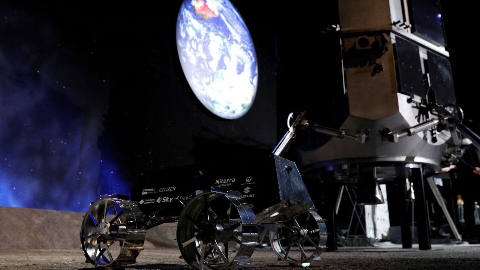 Una maqueta del rover lunar del programa de exploración lunar HAKUTO-R de 'Ispace', en Tokio, Japón