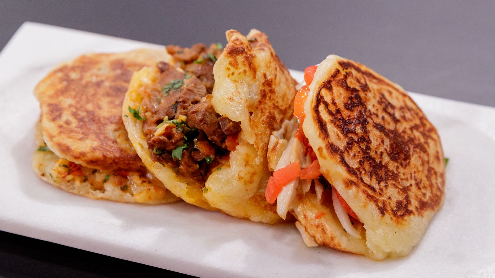 Receta de tres arepas de queso, secreto ibérico y atún de Fray Marcos