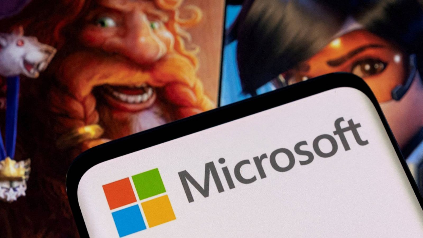El logotipo de Microsoft junto a  los personajes de los juegos de Activision Blizzard