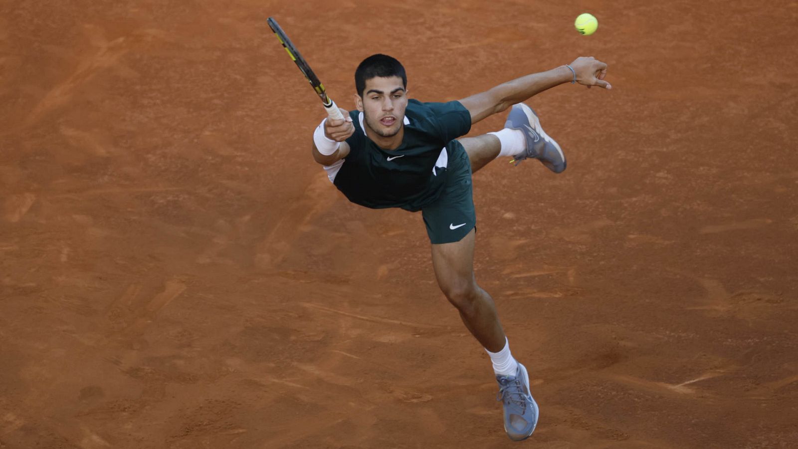 [Horario y dónde ver el Mutua Madrid Open 2023 de tenis] Carlos Alcaraz golpea una pelota en la Caja Mágica