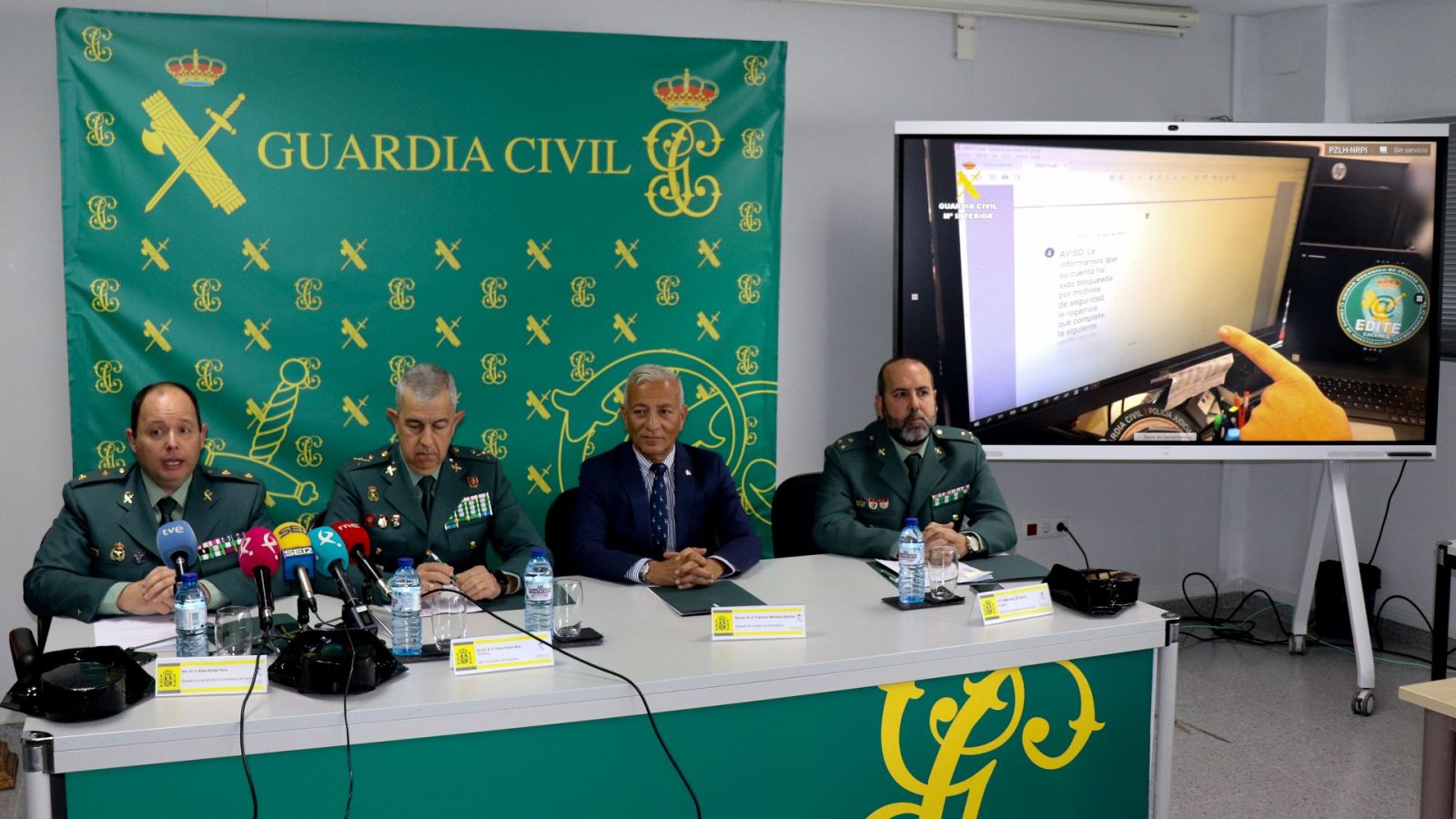 La Guardia Civil detiene a 76 personas por estafar con SMS masivos simulando ser una entidad bancaria