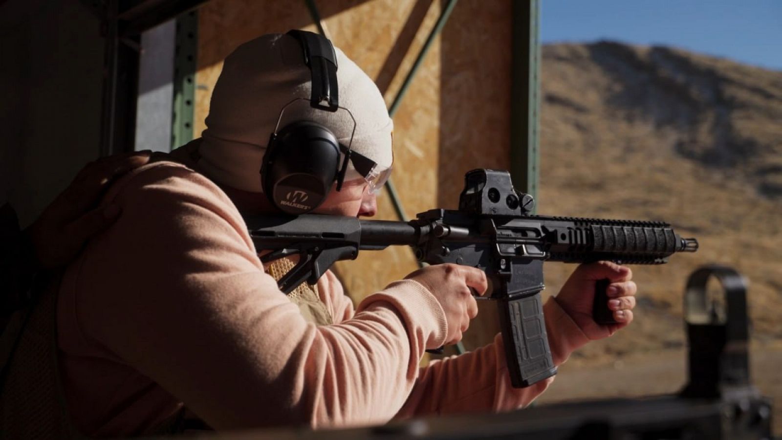Christian, uno de los protagonistas del programa, dispara un rifle de asalto