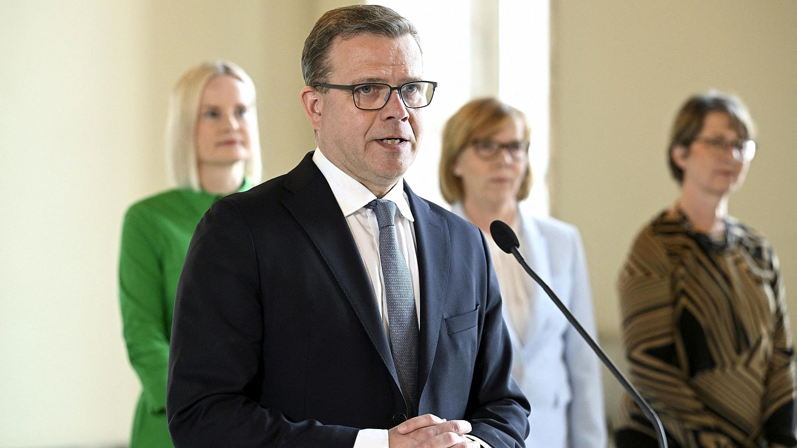 El presidente de la Coalición Nacional, Petteri Orpo, habla durante una rueda de prensa en la Casa del Parlamento en Helsinki este jueves