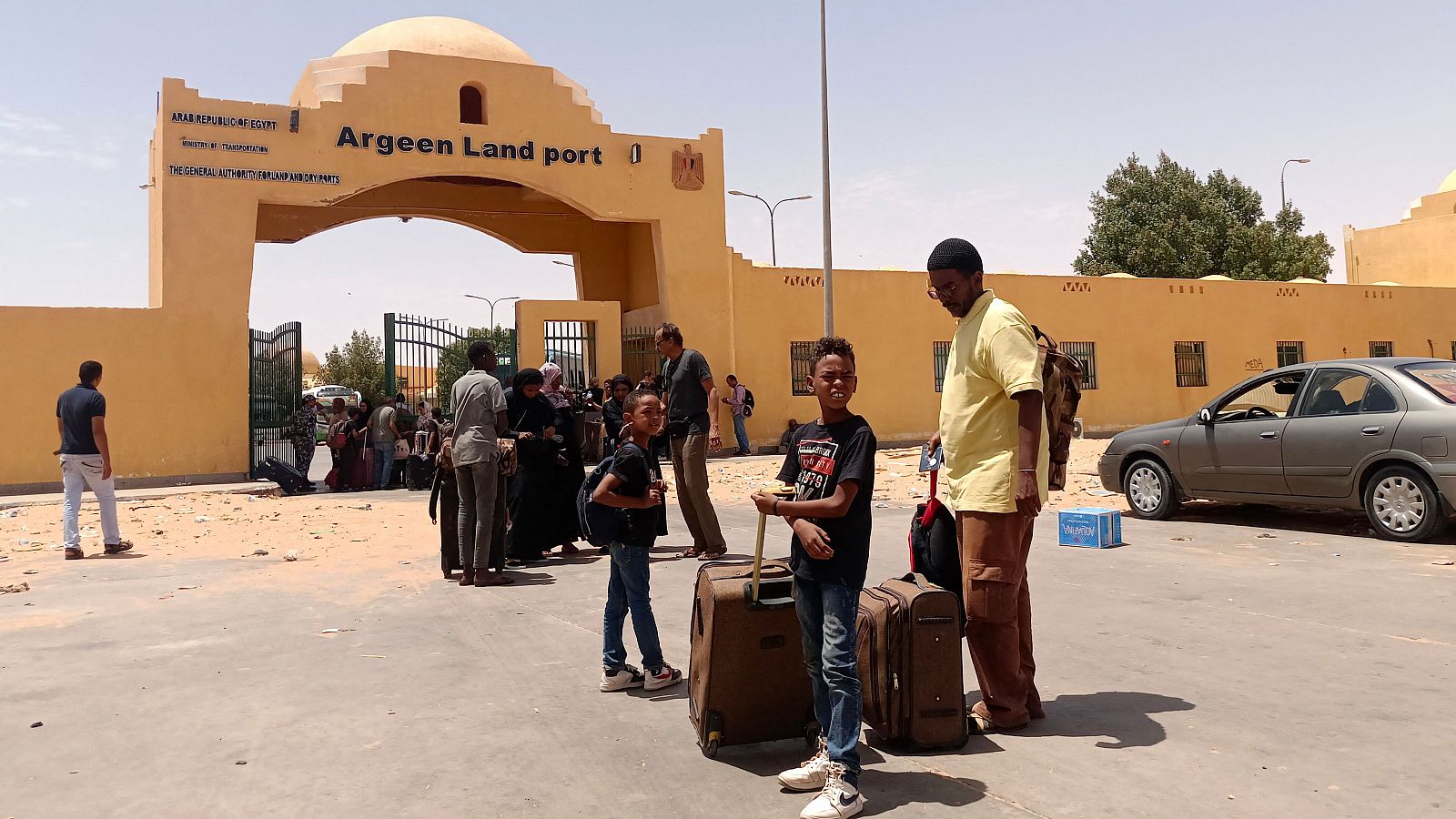 Gente cruzando a Egipto a través de la frontera terrestre de Argeen con Sudán el 27 de abril