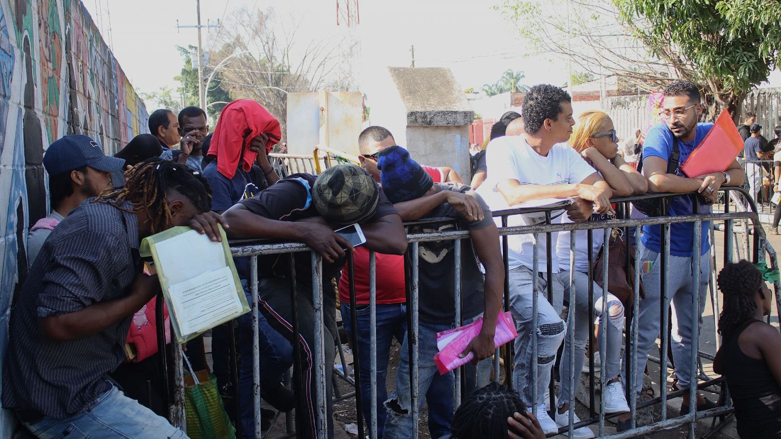 Cientos de personas hacen cola en México para poder realizar trámites migraorios.
