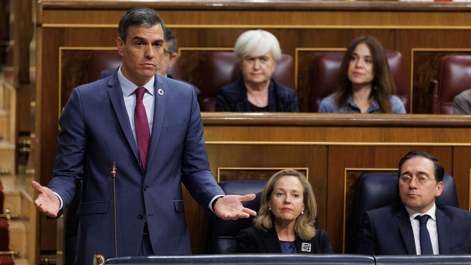 Pedro Sánchez, Nadia Calviño y José Manuel Albares durante una sesión plenaria en el Congreso de los Diputados