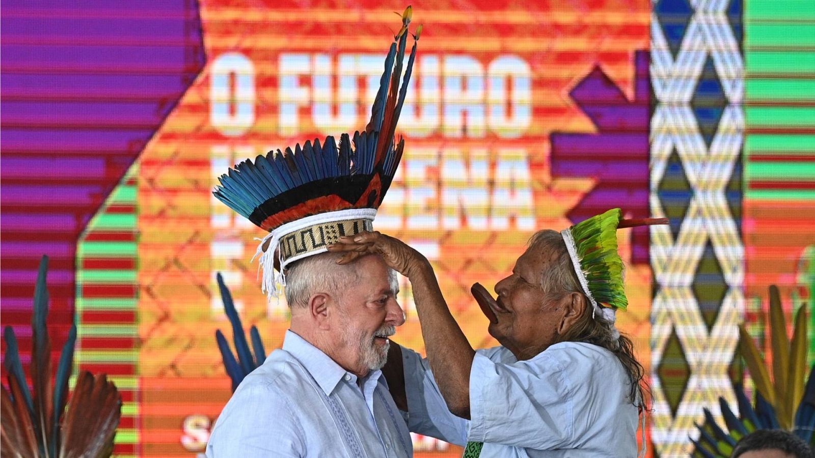 Lula da Silva, recibe un tocado del líder indígena brasileño Raoni Metuktire durante la ceremonia