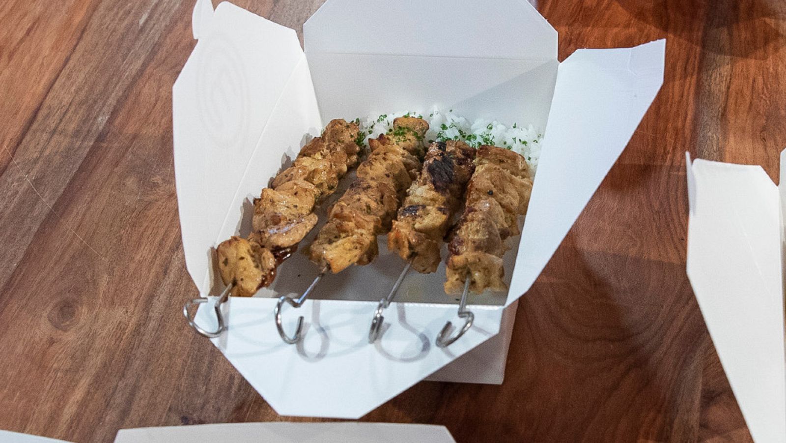 Plato servido de brochetas de pollo tandoori con arroz basmati: más recetas en Cocina de RTVE.es