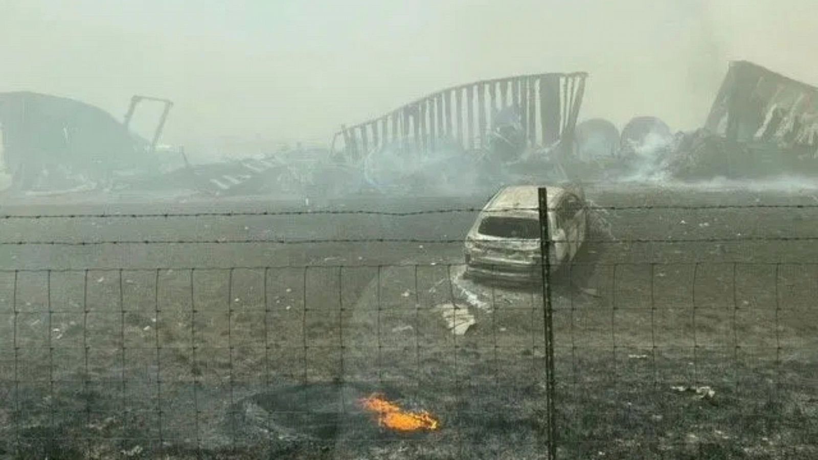 Restos de vehículos en un accidente en una carretera en Illinois, Estados Unidos.