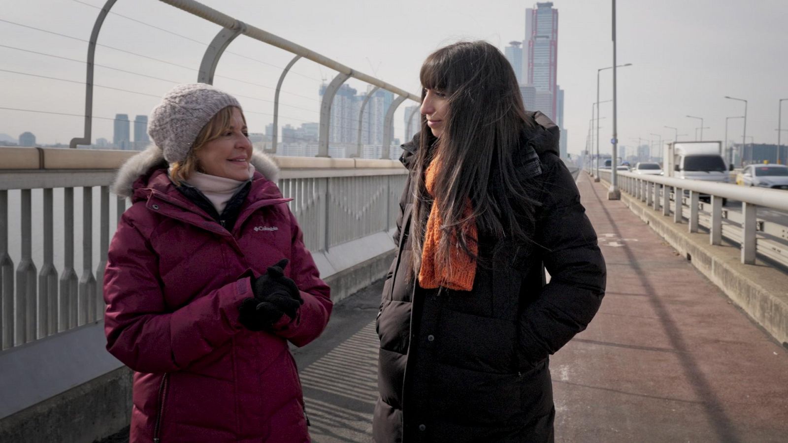 Almudena Ariza pasea junto a Lucy por el puente de Mapo, en Seúl