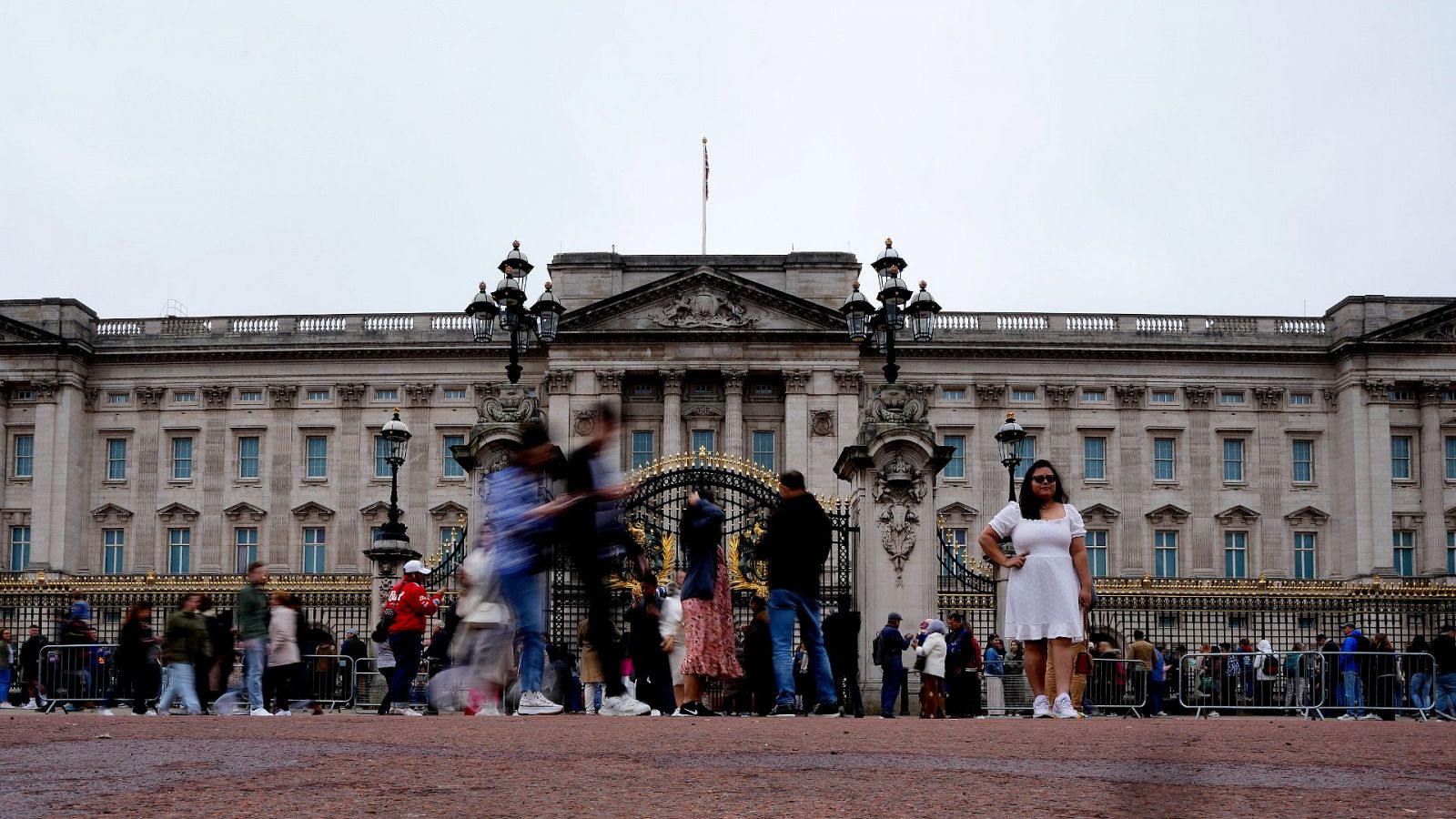 Turistas a las puertas del Palacio de Buckingham