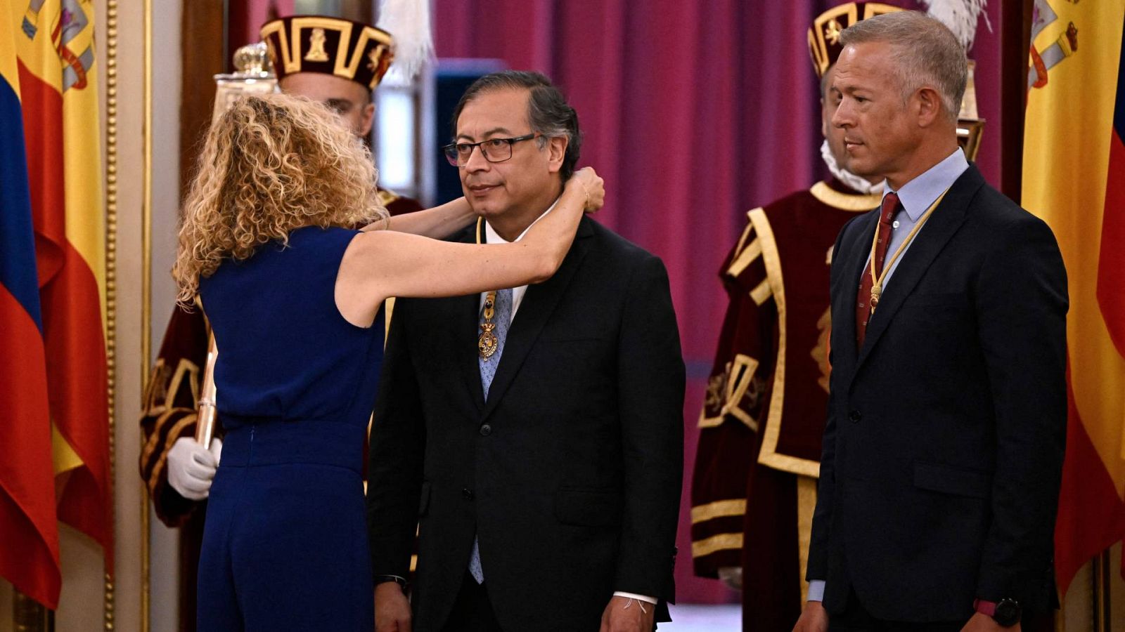 El presidente colombiano, Gustavo Petro, recibe la medalla del Congreso de los Diputados de manos de su presidenta, Meritxell Batet, y junto al presidente del Senado, Ander Gil (Foto: Óscar del Pozo/ AFP)