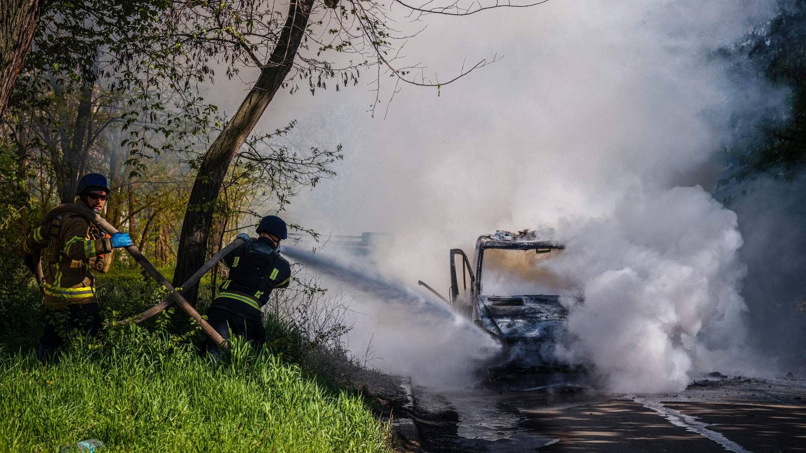 Bomberos ucranianos apagan las llamas de un coche en la región de Donetsk