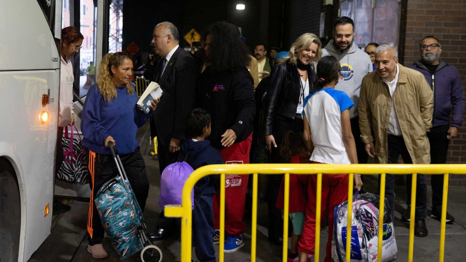 Migrantes procedentes de Texas llegan a la terminal de autobuses de la Autoridad Portuaria en Nueva York.