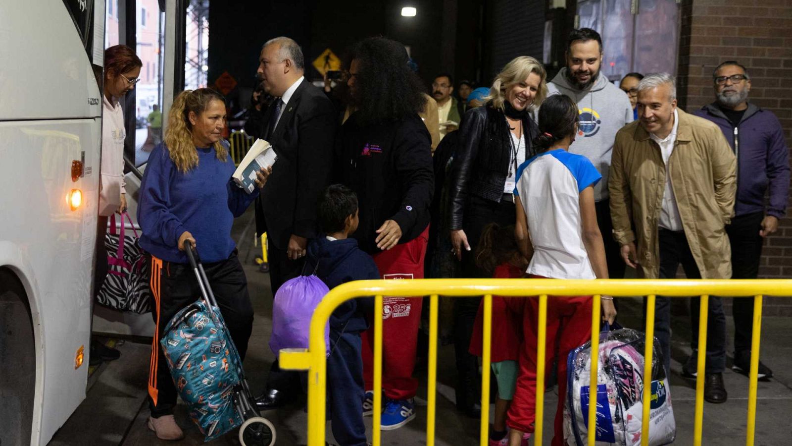 Migrantes procedentes de Texas llegan a la terminal de autobuses de la Autoridad Portuaria en Nueva York.