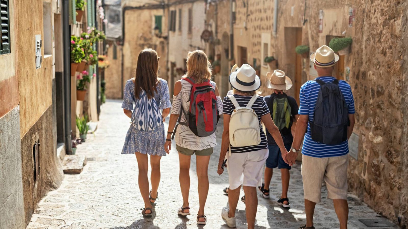 Un grupo de turistas visita la isla de Mallorca