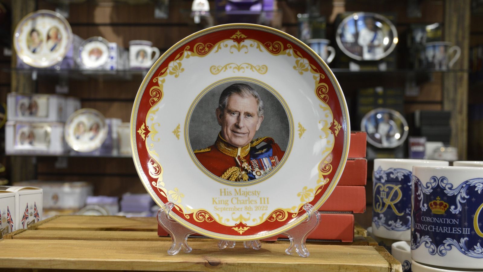 Un plato con el retrato del rey Carlos III con motivo de su coronación en una tienda de 'souvenires' en Londres