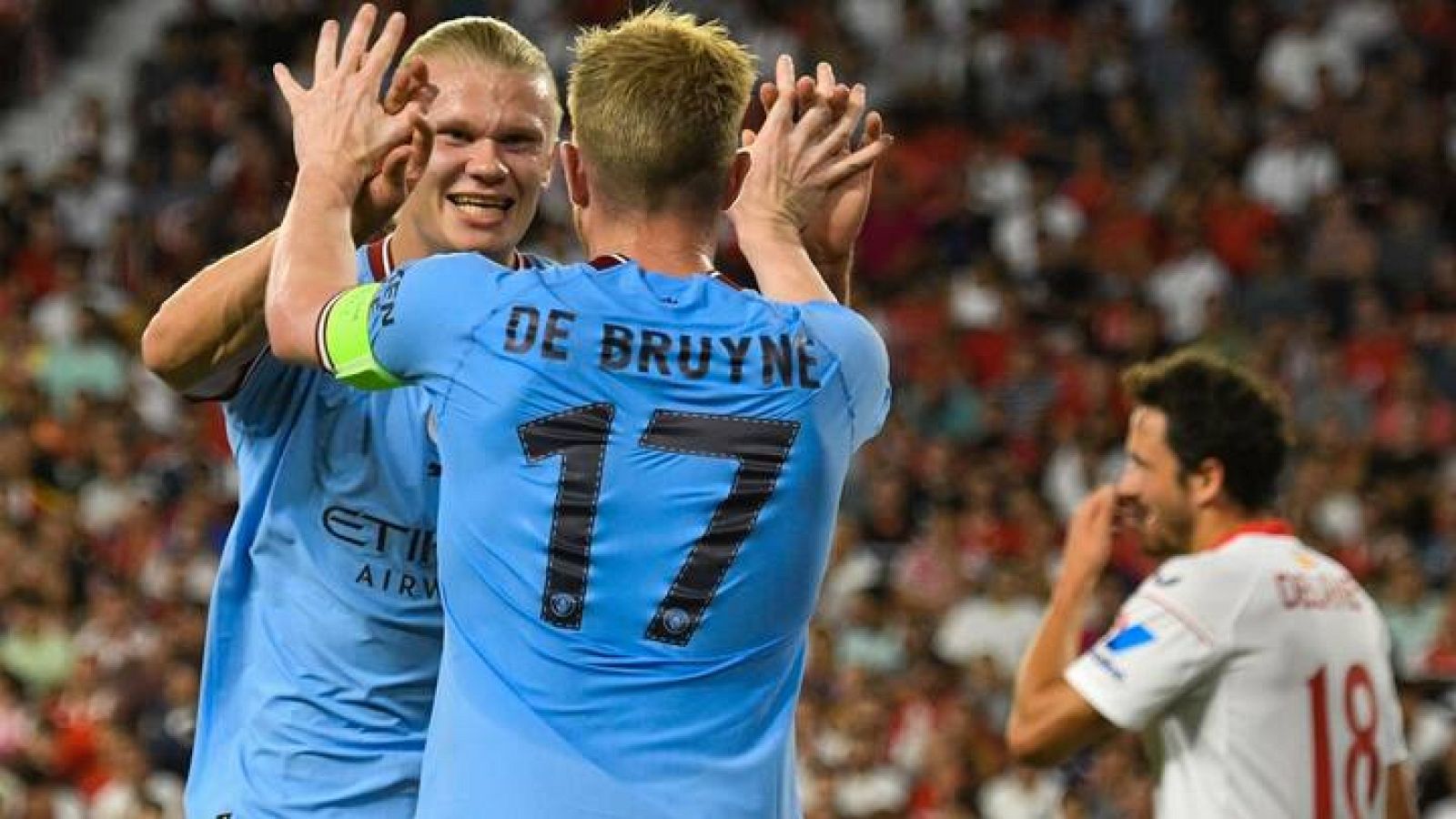 Real Madrid - Manchester City: Haaland y De Bruyne celebran un gol en Champions contra el Sevilla.