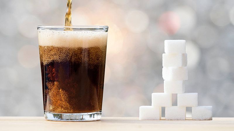 Un refresco junto a una torre de azucarillos