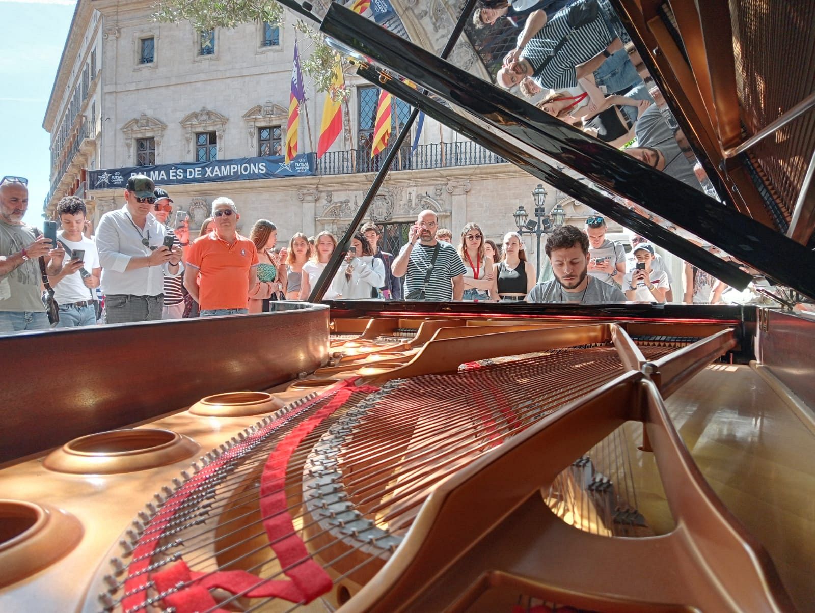 És una iniciativa de la Fundació Jesús Serra i el Concurs Internacional de Música Maria Canals,