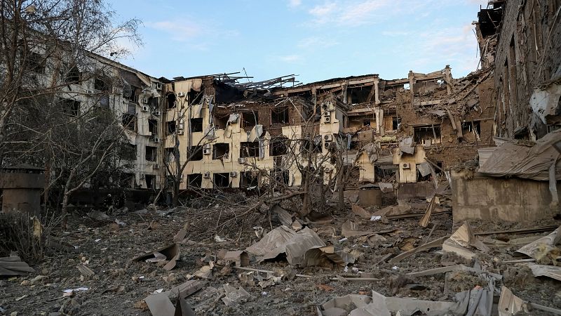 Un edificio destrozado tras un bombardeo.