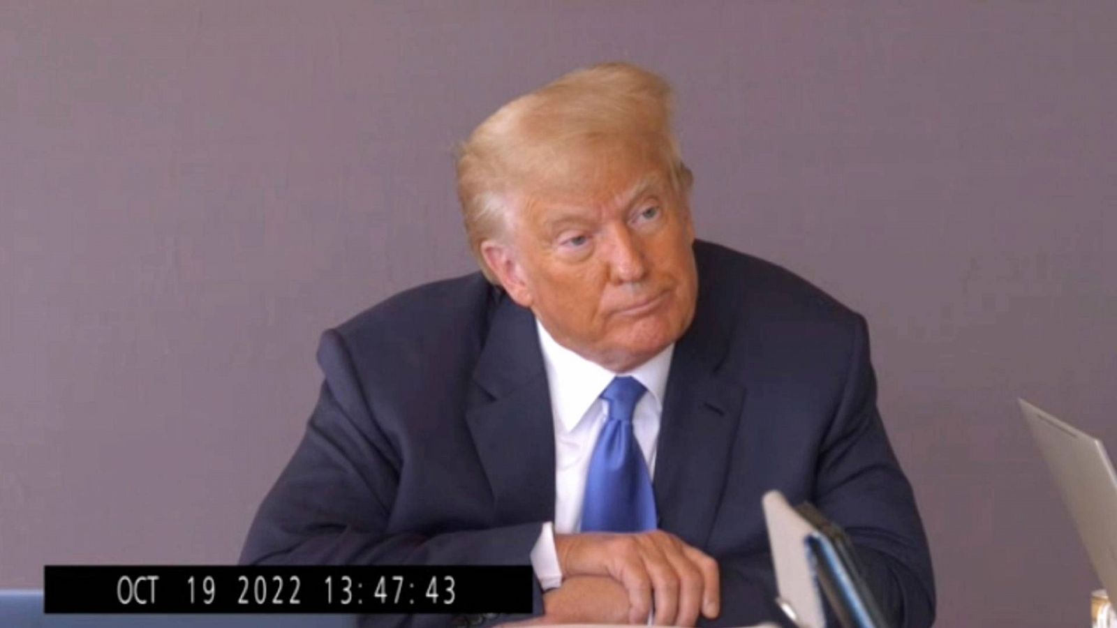 Una imagen del vídeo con fragmentos de la declaración del expresidente estadounidense Donald Trump ante el juez Lewis Kaplan en octubre de 2022.