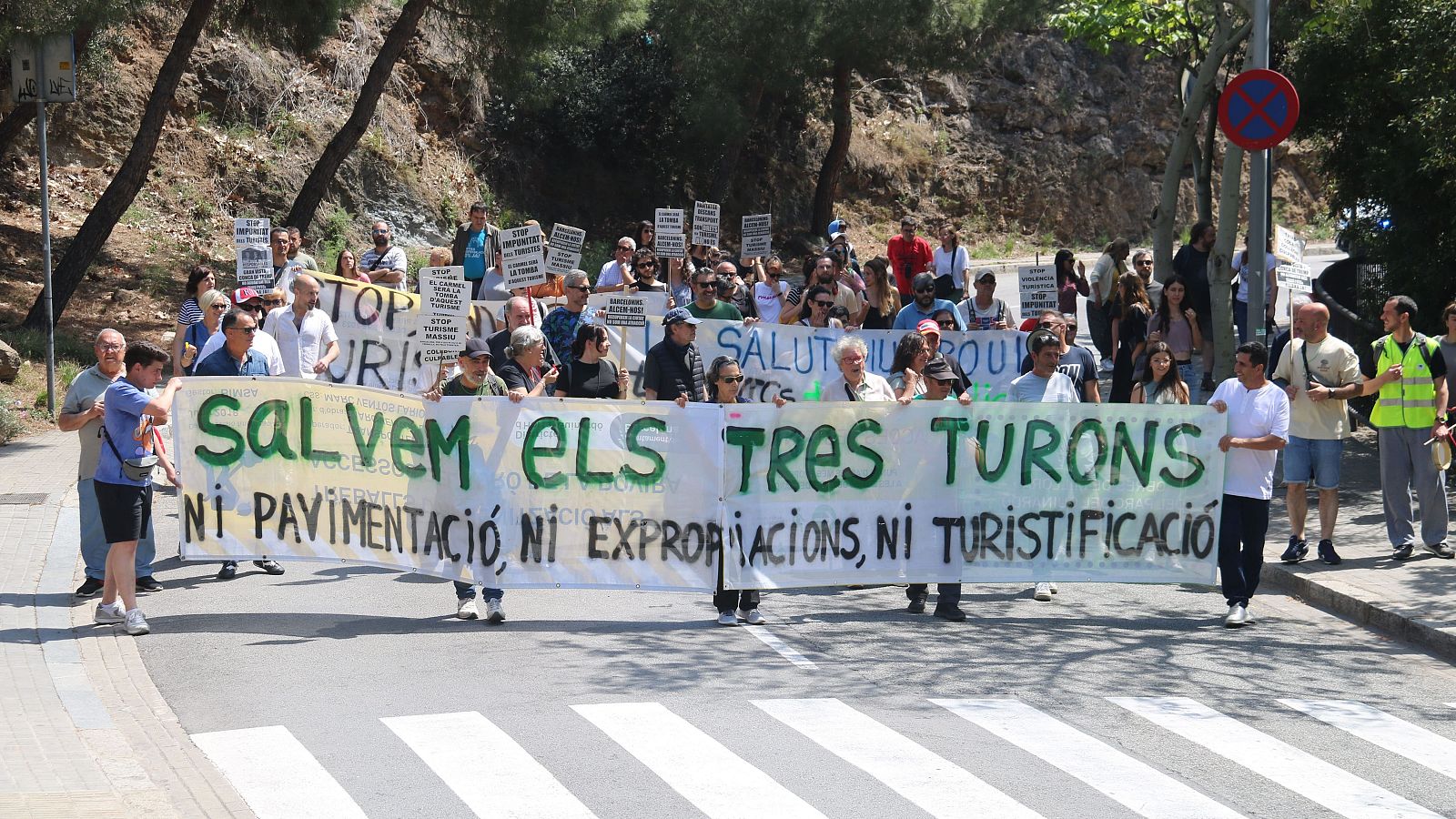 Desenes de persones surten al carrer per reclamar mesures contra la massificació turística