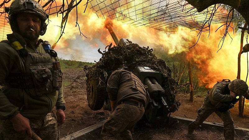 Soldados ucranianos disparan una pieza de artillería contra posiciones rusas en la región de Donetsk