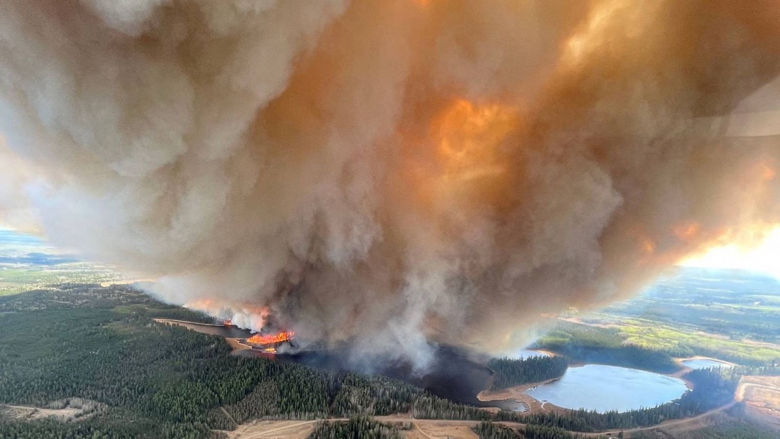 Una imagen de uno de los incendios que afecta a Alberta, Canadá.