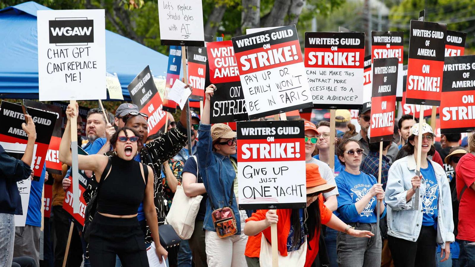 Miembros del Sindicato de Guionistas de América (WGA) se manifiestan frente a los estudios de Walt Disney Co, en California.