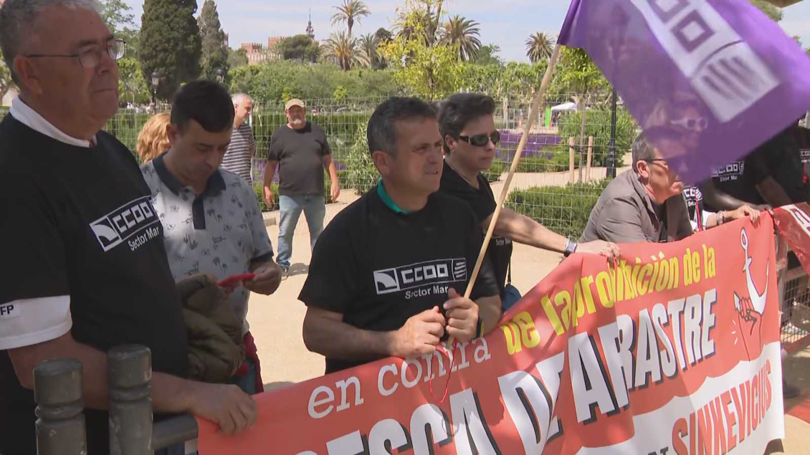 Una vintena de pescadors han protestat aquest dimarts fins al Parlament contra la normativa europea