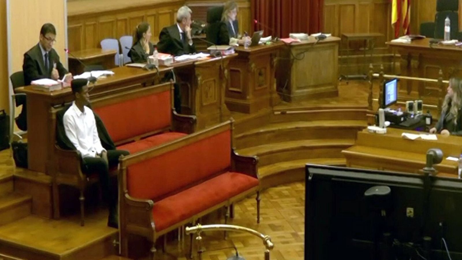 L'acusat, assegut a la sala de vistes del jurat de l'Audiència de Barcelona a l'inici del judici