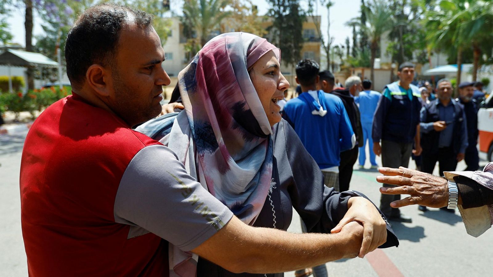 Una mujer llora tras el ataque israelí en el sur de la franja de Gaza