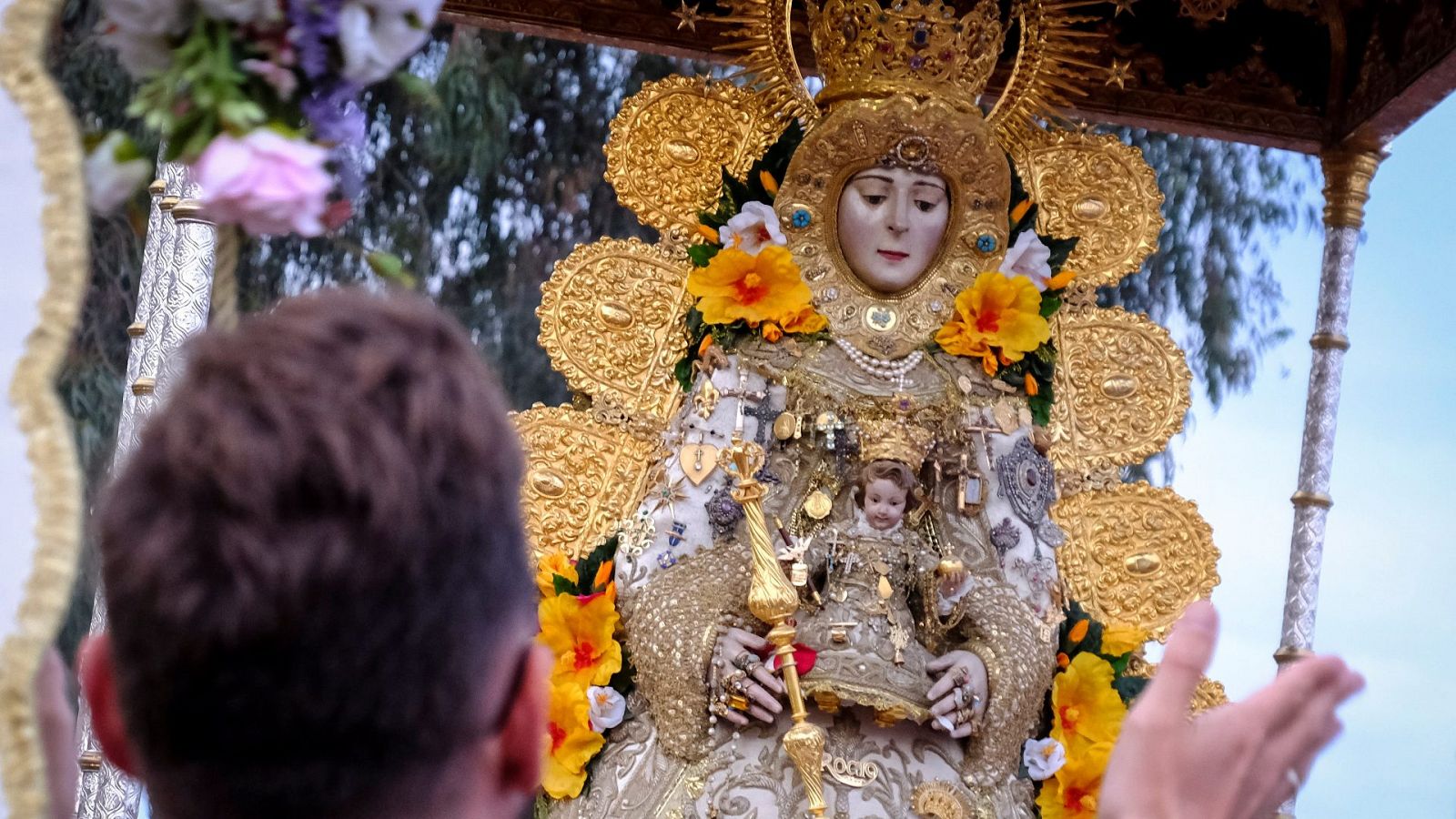 Imagen de la Virgen del Rocío durante su procesión