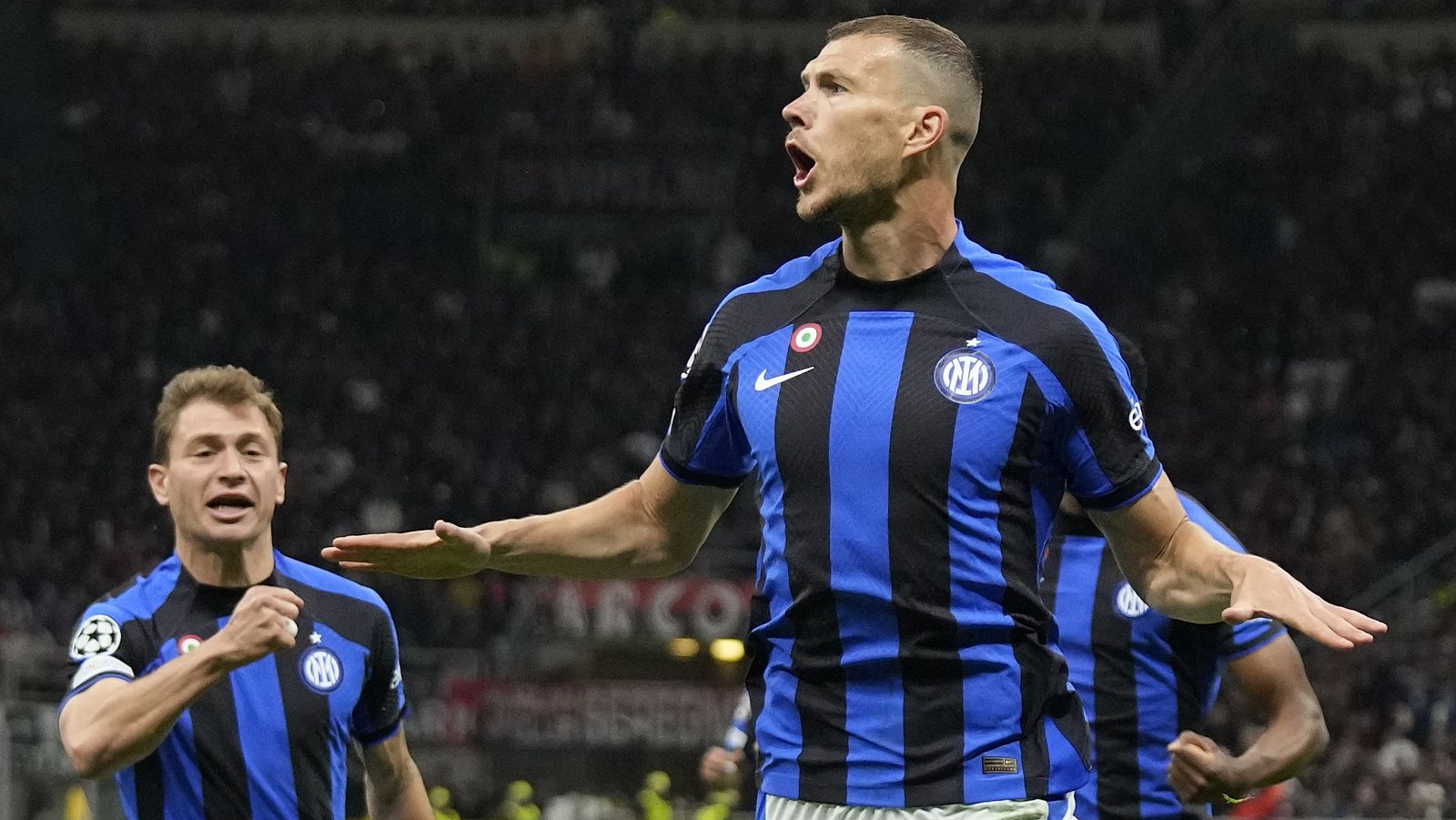 Dzeko celebra el primer tanto del partido que le daba ventaja al Inter