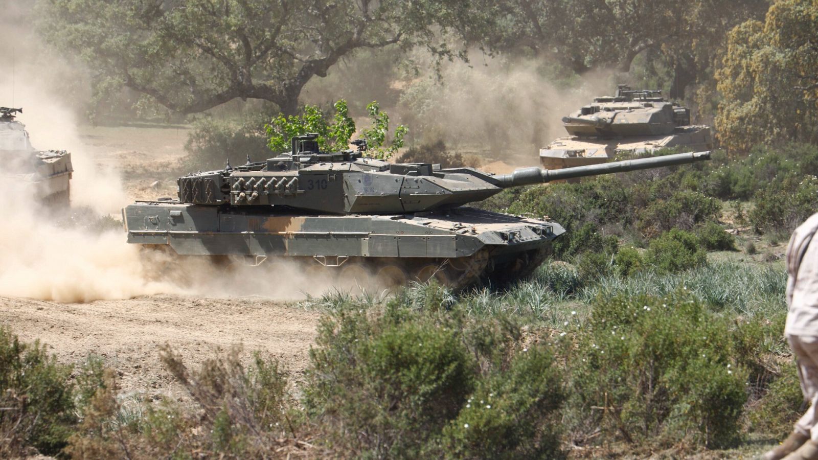 Maniobras militares con tanques Leopard en la base de Guzmán El Bueno en el municipio cordobés de Cerro Muriano