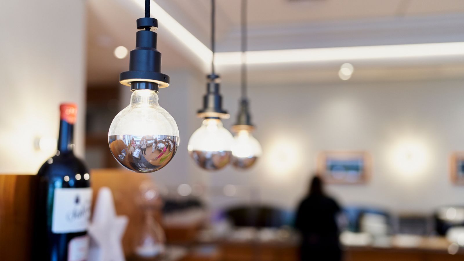 Varias bombillas encendidas en un restaurante