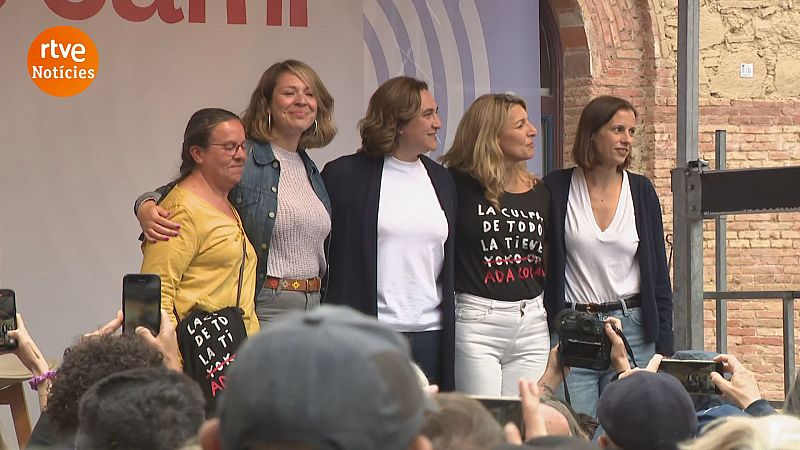 La vicepresidenta segona del Govern, Yolanda Díaz, acompanya l'alcaldable Ada Colau en un acte de campanya