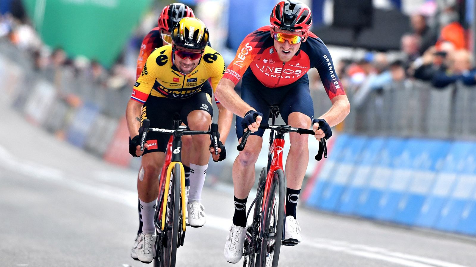 Tao Geoghegan Hart cruza la meta de la etapa 8 del Giro de Italia 2023 junto a Primoz Roglic y Geraint Thomas.