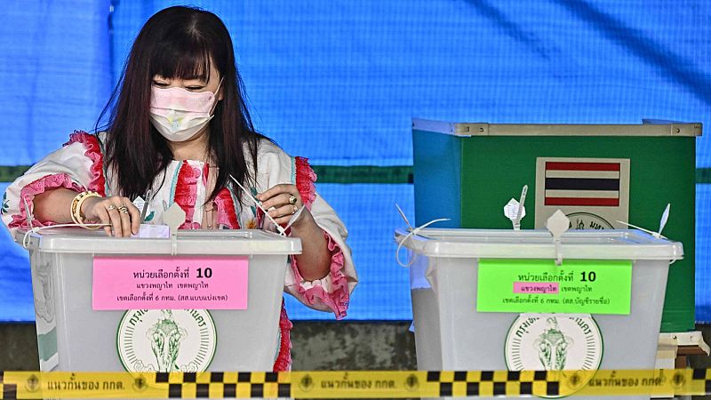 Una mujer votando en un colegio electoral de Bangkok, Tailandia.