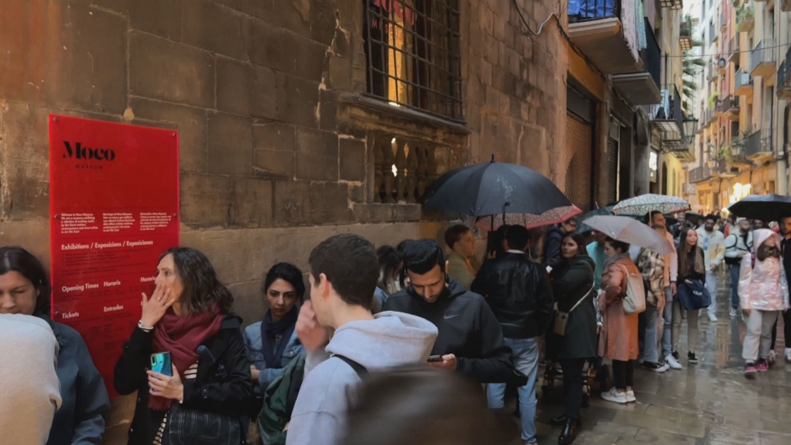 Llargues cues per visitar el Museu Picasso de Barcelona tot i la pluja