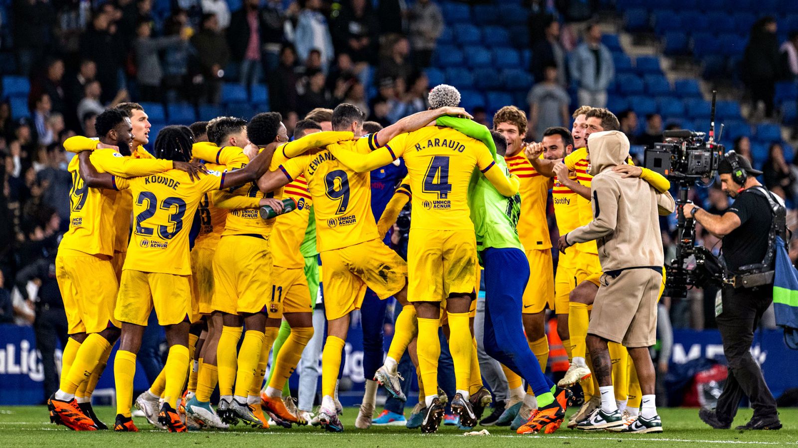 Los jugadores del Barça celebran sobre el césped de Cornellá la consecución del título de Liga.