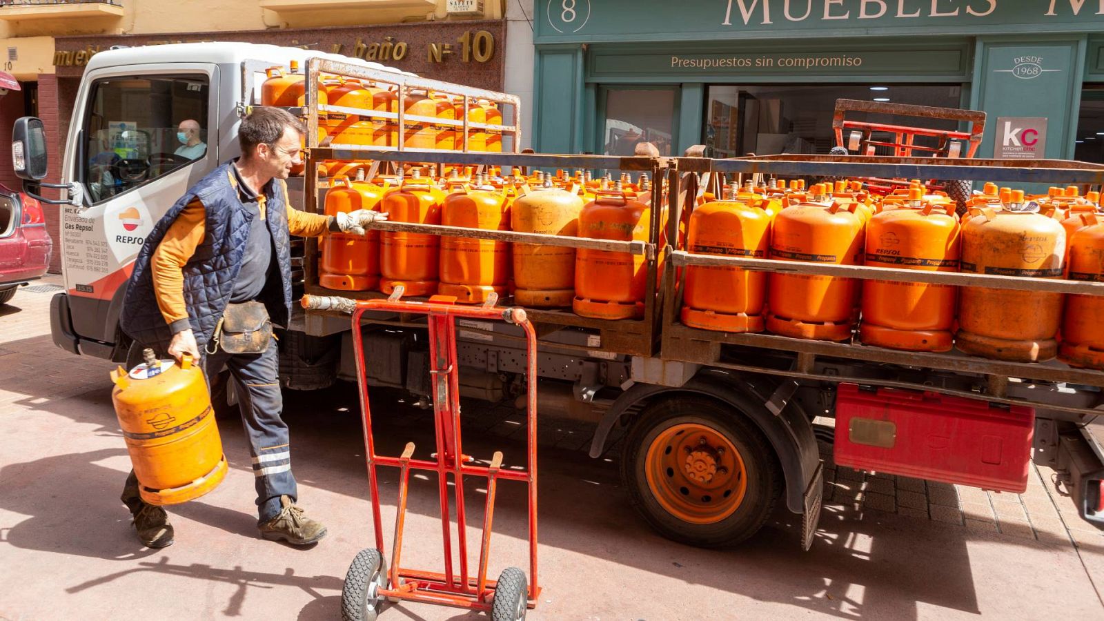 Un repartidor descarga una bombona de butano en Zaragoza