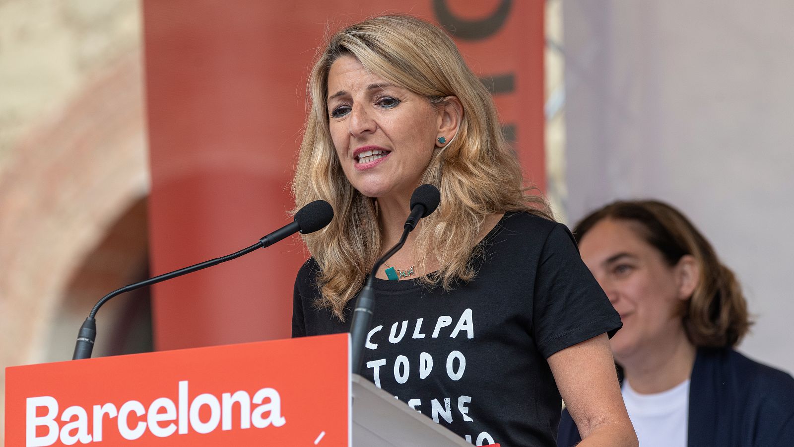 Yolanda Díaz con Ada Colau en Barcelona