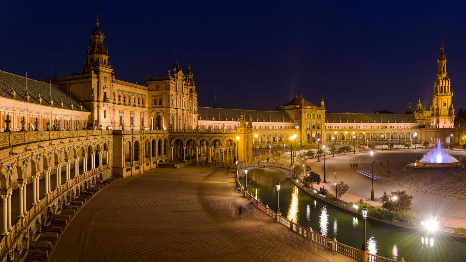 Vista nocturna de la Plaza de España de Sevilla.