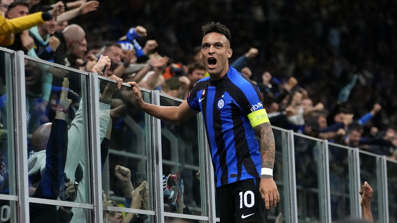 Lautaro Martínez celebra el gol del triunfo con los aficionados del Inter.