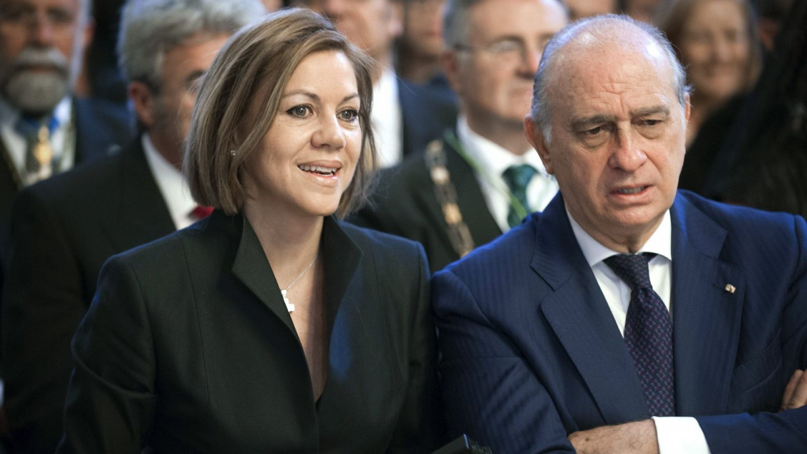 María Dolores de Cospedal (i) y Jorge Fernández Díaz (d) durante un acto del Corpus Christi en la Catedral de Toledo